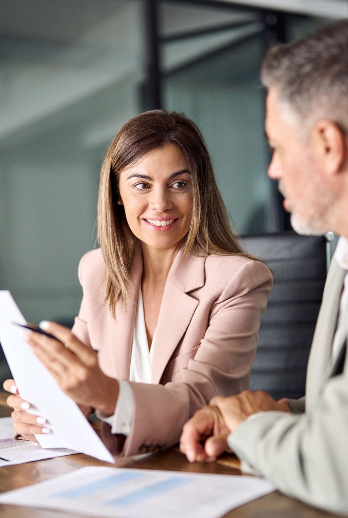 A wedding expert sitting with the client